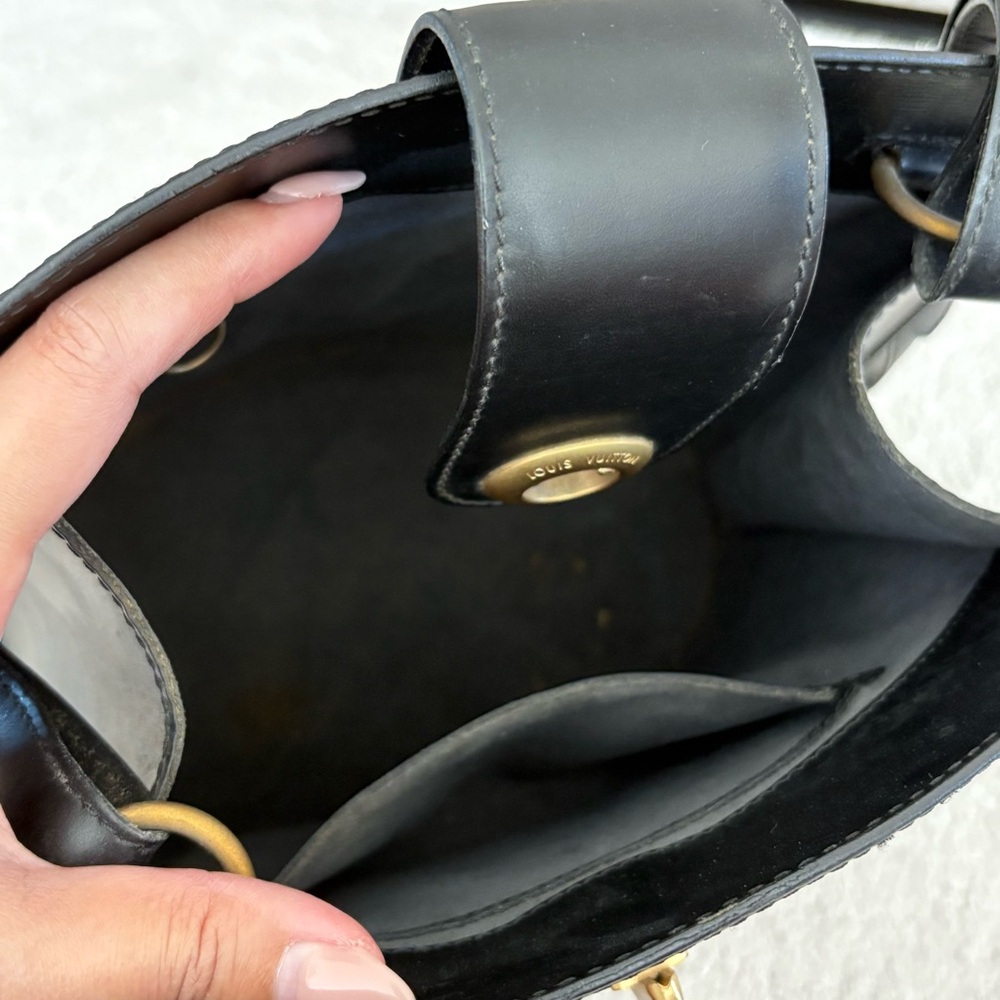 Louis Vuitton Epi Cluny Black Leather Bucket Bag - Picture 10 of 12